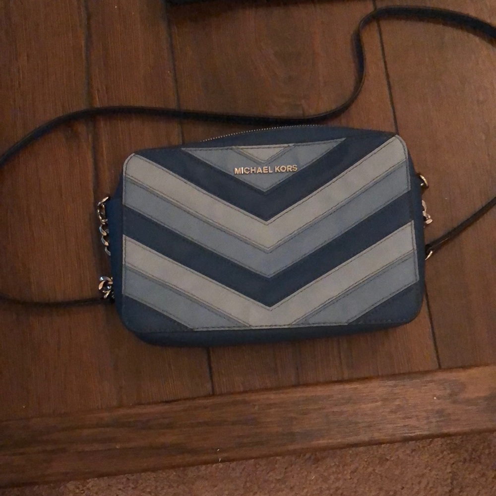 Mk should’ve bag with silver zipper